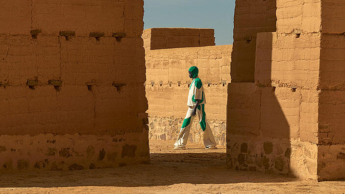 Mann läuft in der Wüste