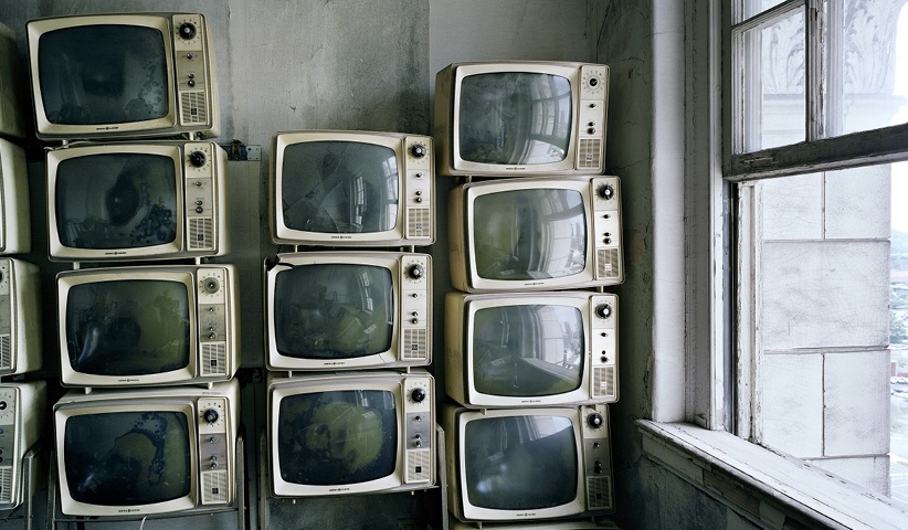 Stapel von Fernsehern in einem Hotel ehemaligem Hotel in Alabama, USA, 2011