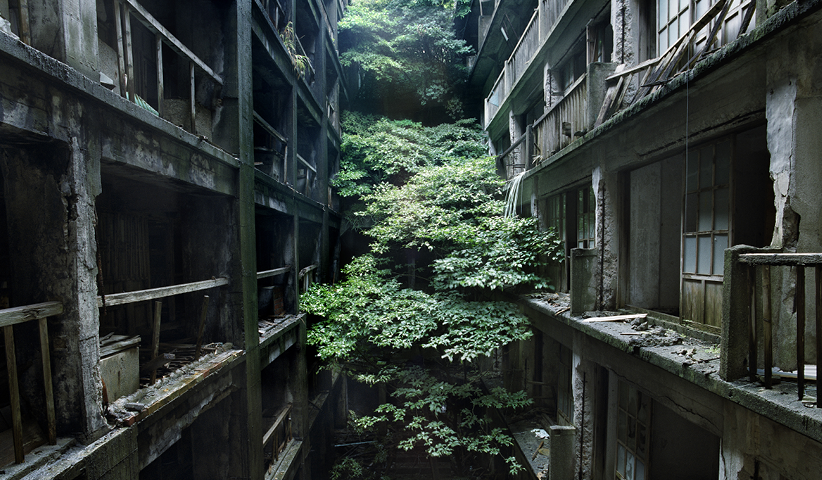 Abbruchreifes Wohngebäude auf der von ihren Bewohnern verlassenen Insel Hashima, Japan, 2008