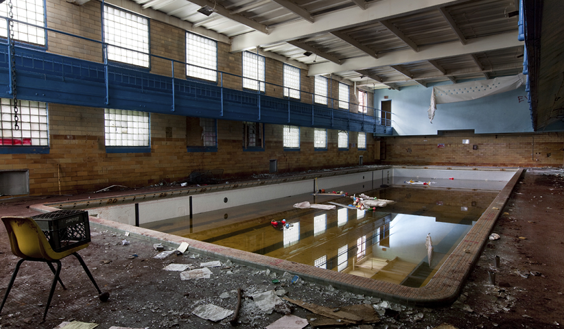 Baufällige Schwimmbad in einem Erholungszentrum in Michigan, USA, 2009
