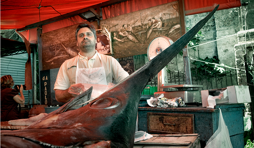 Ein Fischverkäufer auf dem Markt von Palermo