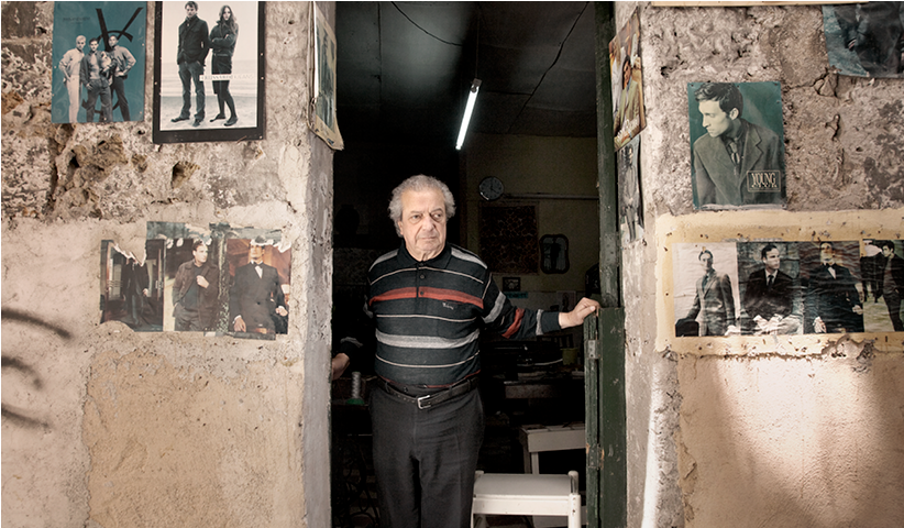Ein Schneidermeister am Eingang seines Ladens in Palermo