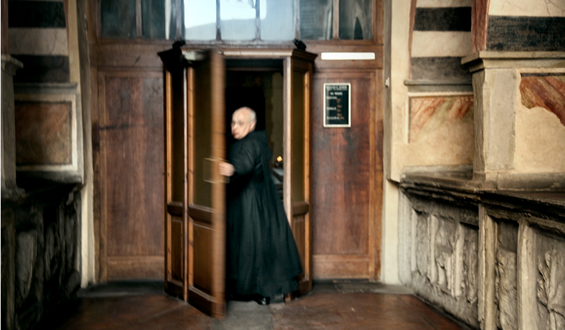 Ein Pastor auf dem Weg zur Messe in einer florentinischen Kirche