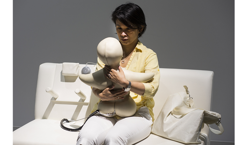 Besucher interagieren im japanischen Nationalmuseum für Zukunftsforschung und Innovation mit „Telenoiden“. Diese Roboter imitieren emotionale Bedürfnisse von Babys