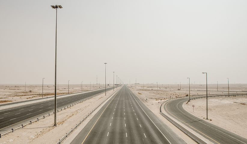 Weil die Nachbarstaaten Katars 2017 eine Wirtschaftsblockade gegen das Land verhängt haben, fahren auf der Autobahn zwischen Katar und Saudi-Arabien derzeit keine Autos