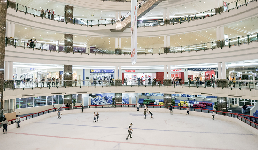 Eine Eislaufbahn in einem Einkaufszentrum in Doha