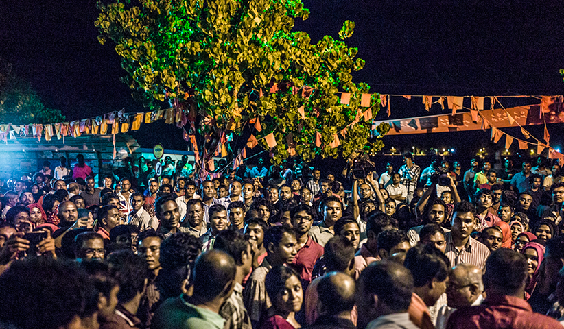 Unterstützer des ehemaligen Präsidenten Yameen feiern 2013 seinen Sieg im Hauptquartier der Progressiven Partei der Malediven