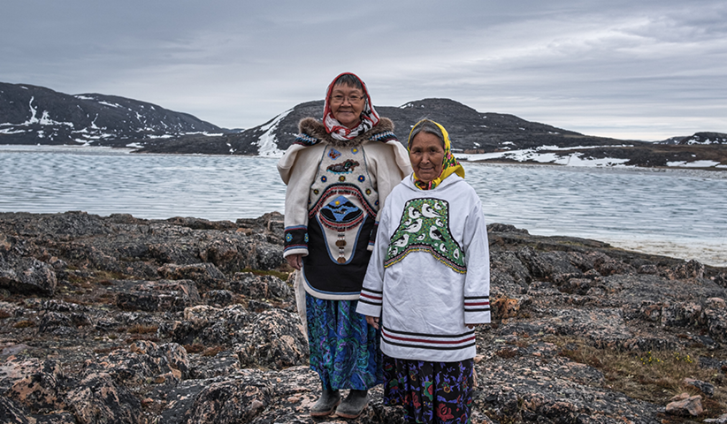 Zwei Einwohnerinnen von Cape Dorset posieren während des Fests zum Aboriginal Day in traditioneller Kleidung